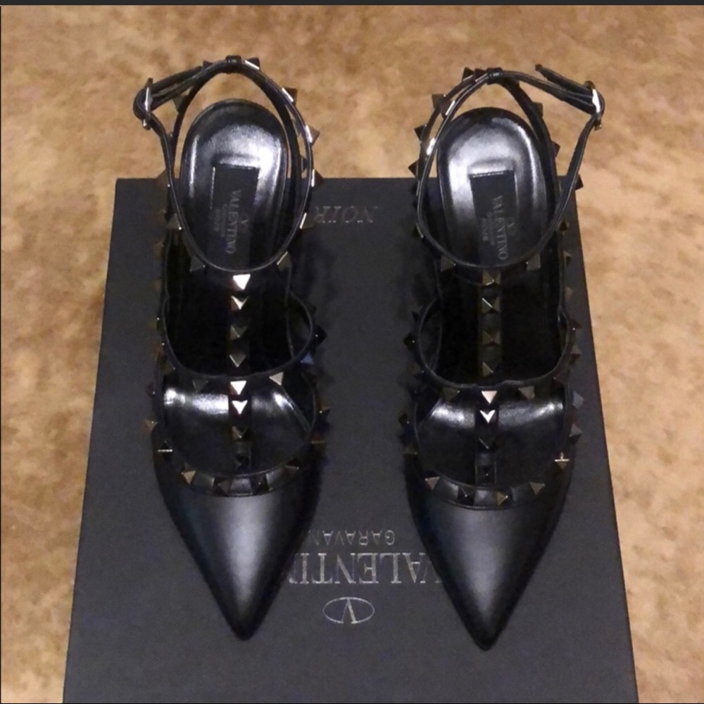 Rockstud Ankle strap PUMP with TONAL STUDS